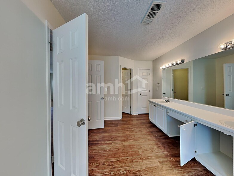 Building Photo - 105 Bay Hill Dr