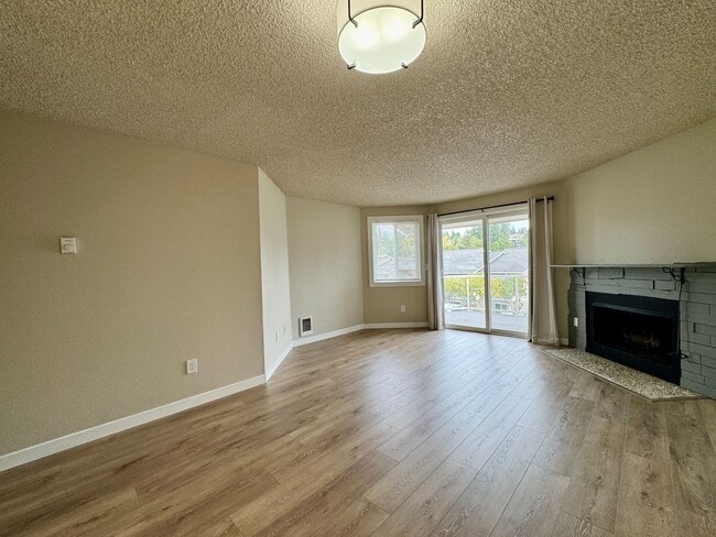 Building Photo - Downtown Poulsbo water view condo...comple...