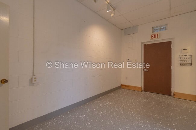 Building Photo - Commercial Property Ideal for Contractor t...