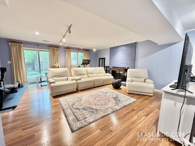 Building Photo - 6424 Hollins Dr