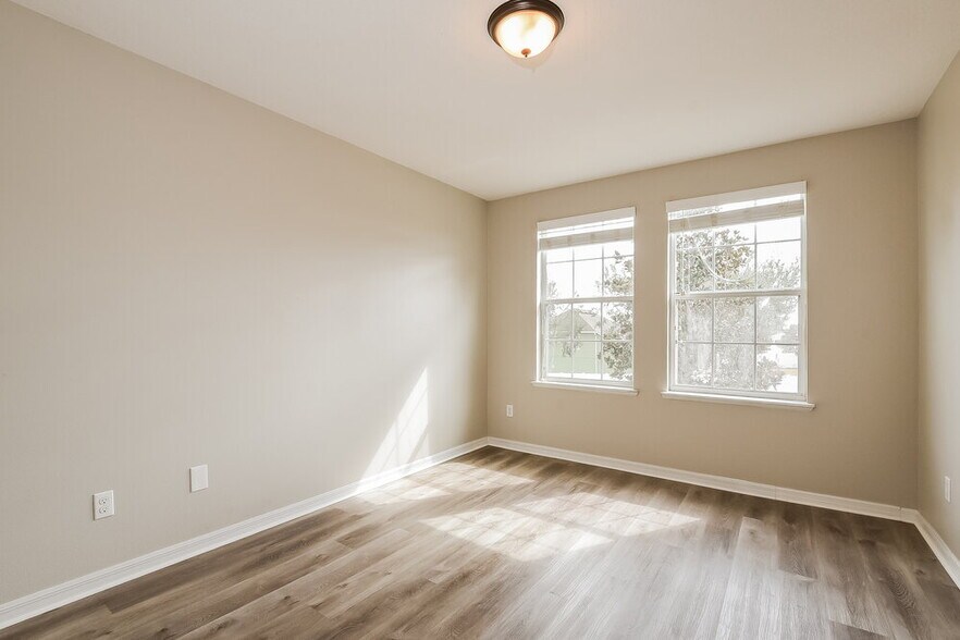 Building Photo - 7545 Sloewood Dr