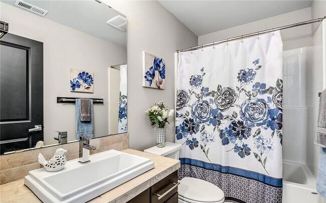 Building Photo - Beautiful Bothell Home