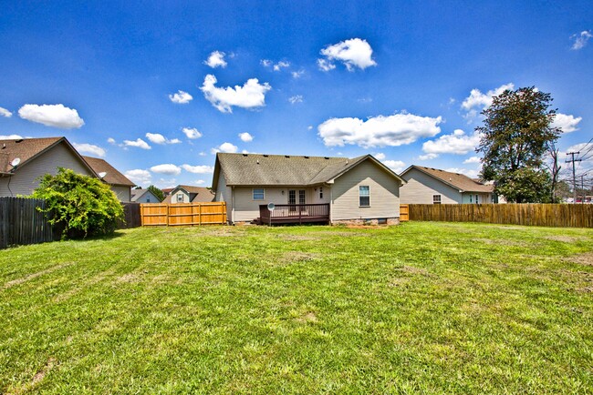 Building Photo - BEAUTIFUL HOME NEAR FORT CAMPBELL