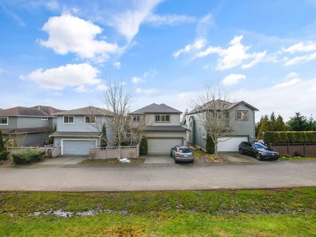 Building Photo - 3 Bed and 2.5 Bath Stunning Single-family ...