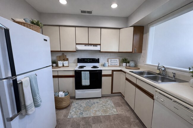 Building Photo - Spacious 2 Bedroom Apartment in Emmaus!