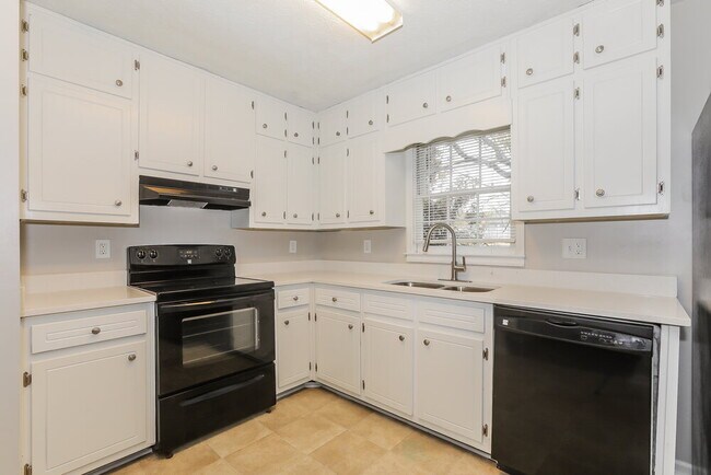 Building Photo - 583 Lakeridge Cir SE