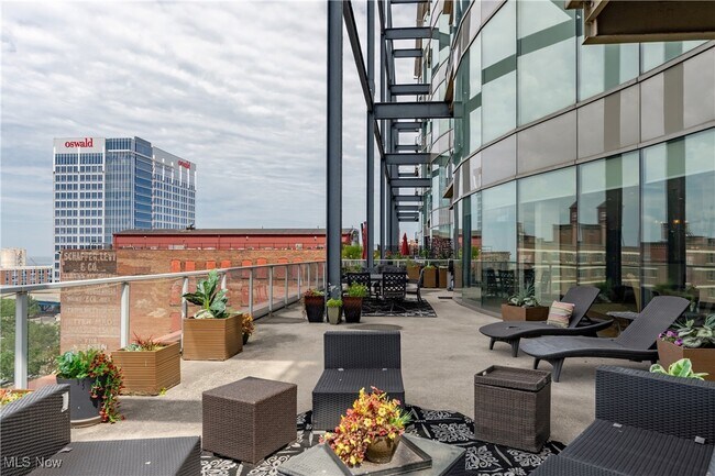 Building Photo - 701 W Lakeside Ave