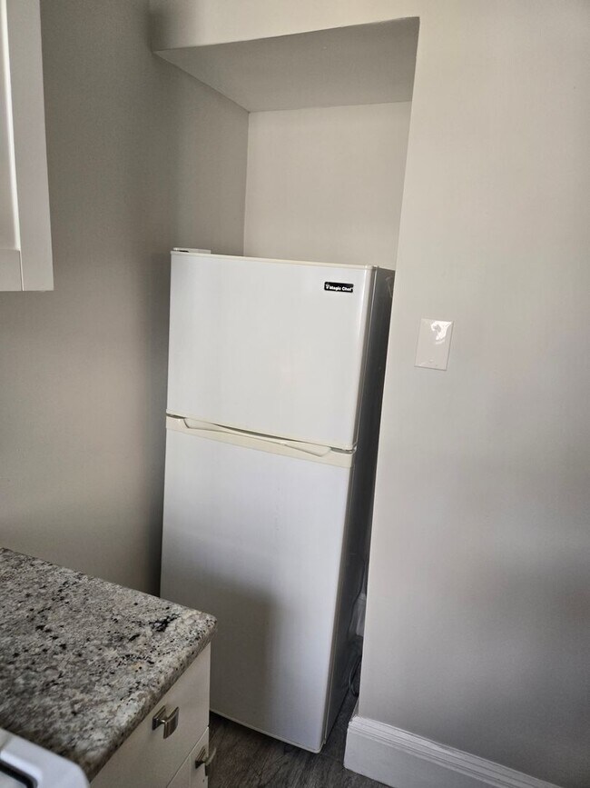 Building Photo - Great 2 bed located on the Green Line (BU) available now!