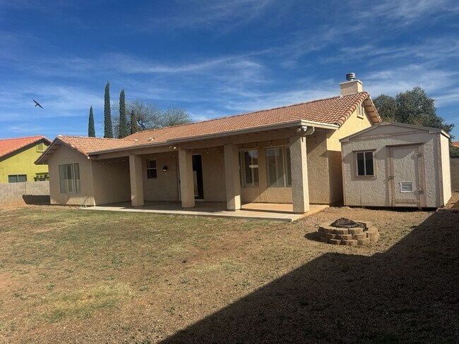 Building Photo - Beautiful 4 bedroom home in the neighborhood of Canyon De Flores!