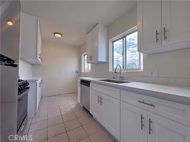 Building Photo - 324 E 79th St