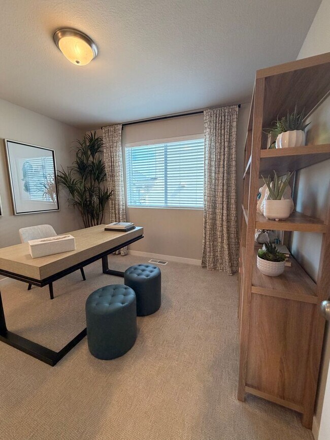 Building Photo - Model home! 4-bed 3-Bath Home on Moon MTN!