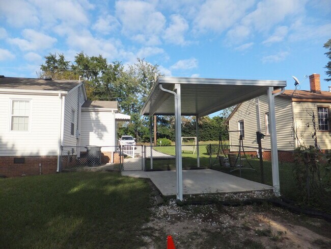 Building Photo - 214 Edgewood Dr