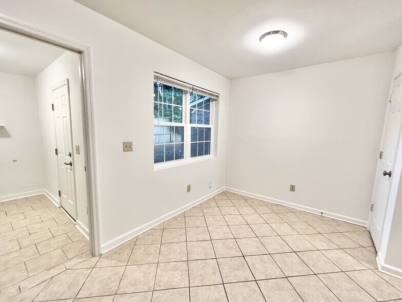 Kitchen/Dining - 274 Fleming Rd