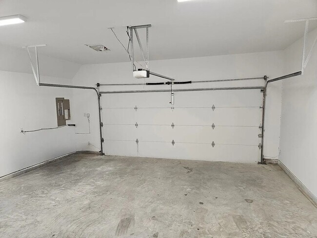 Building Photo - 13325 Bee St