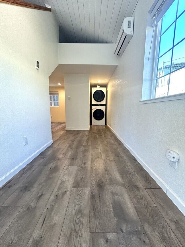Building Photo - 1-Bedroom ADU with Full Kitchen, Loft & In...