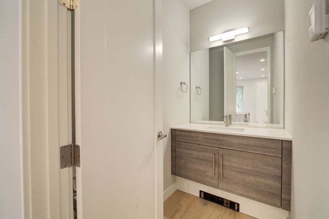 Building Photo - 4Bd/3Ba Bellevue Townhouse