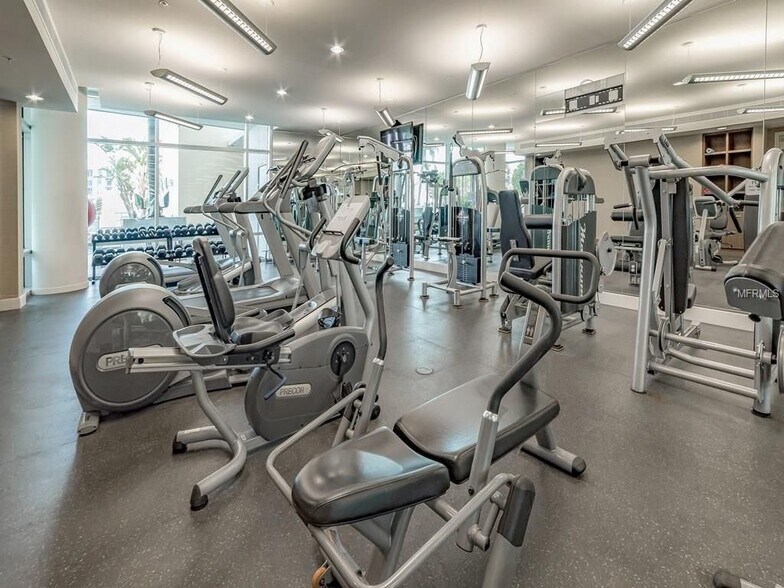 Building Photo - 400 4th Ave S