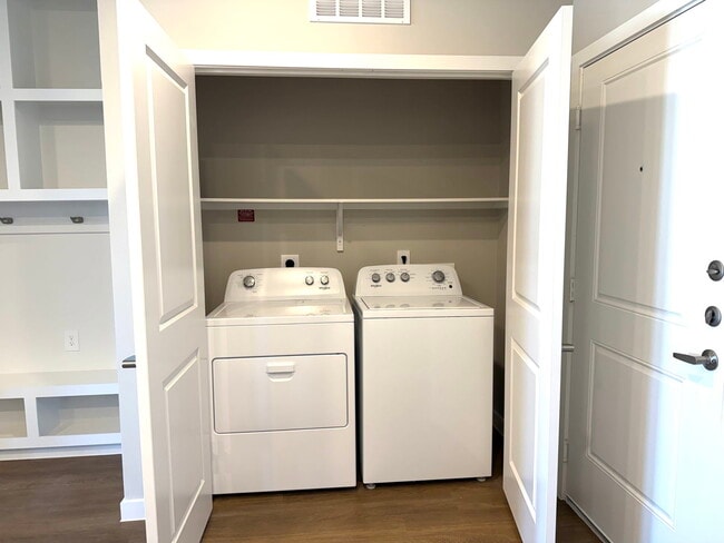 Building Photo - 1700 Daleside Ln