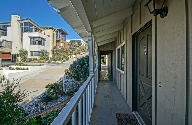 Building Photo - Remodeled & Incredibly Charming, 1BR1BA No...