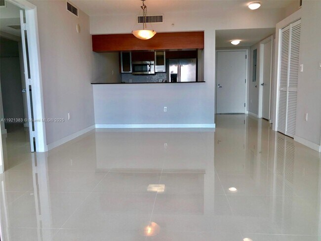 Building Photo - 1800 N Bayshore Dr