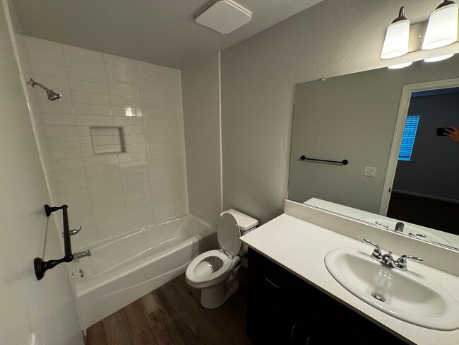 Building Photo - 2426 Oakmont Cir