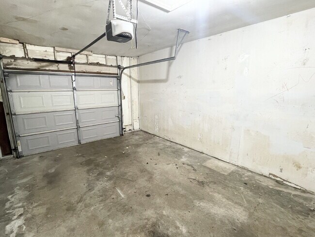 Building Photo - Christian Park 4BR Home w/Attached Garage!