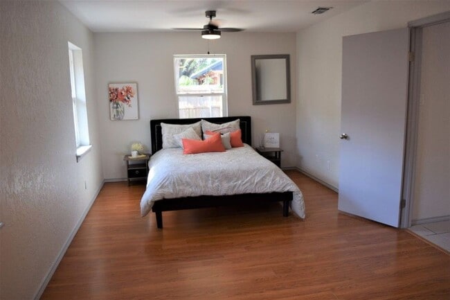 Building Photo - Charming McAllen Home + Bonus Studio