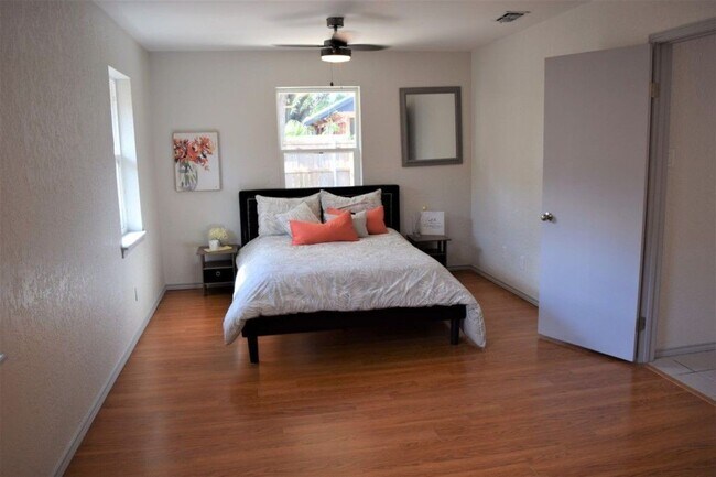 Building Photo - Cute & Cozy Home in McAllen