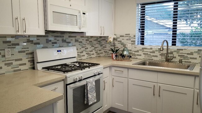 Building Photo - 8320 Vineyard Ave