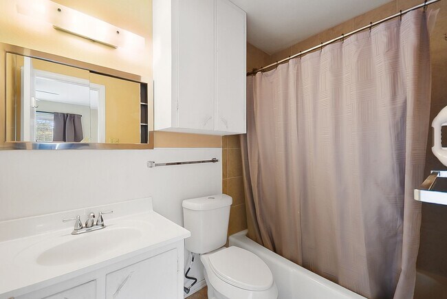 Building Photo - Charming 2-Bed Retreat Near Landa Park & t...