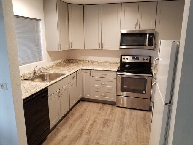 Building Photo - Bay Side Condo, Completely updated! Walkin...