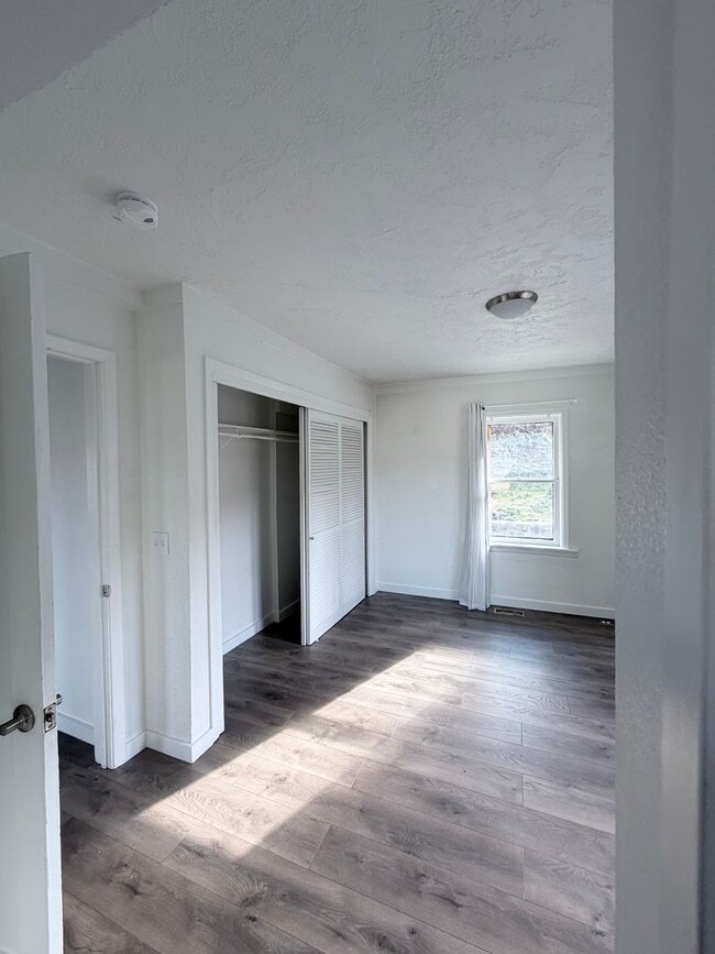 Building Photo - Lakeview 4-Bedroom Home Steps from Moore Park – Updated Throughout! 2.8 miles from Sky Lakes and OIT