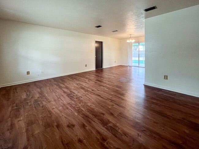 Building Photo - 3BR/2BA House in Northwood Pines - availab...
