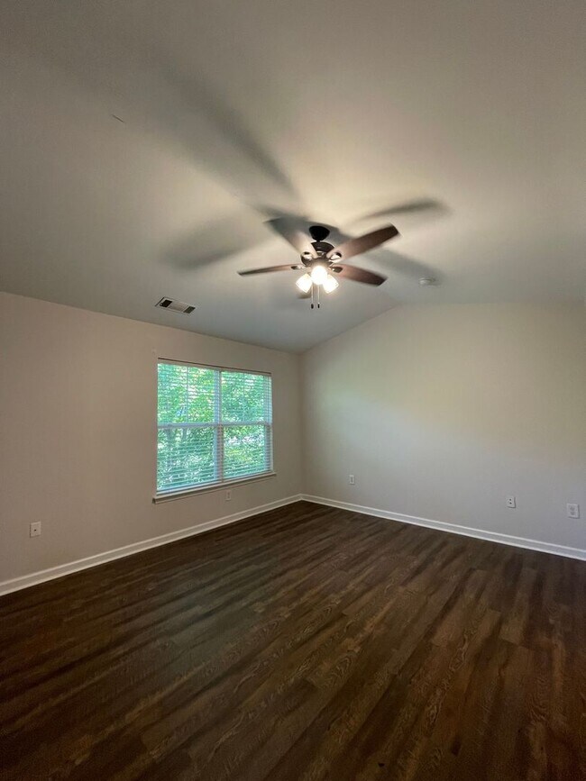 Building Photo - Three Bedroom Townhouse Available!