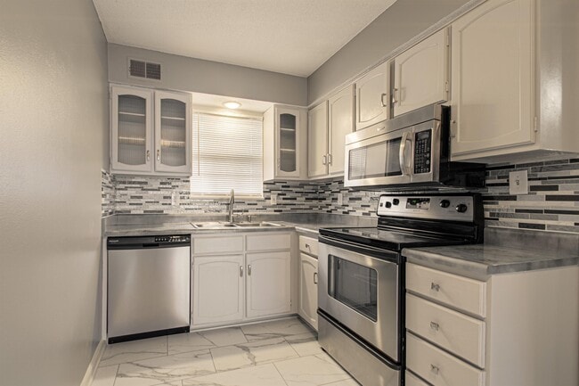 Building Photo - 8011 E 130th Ct