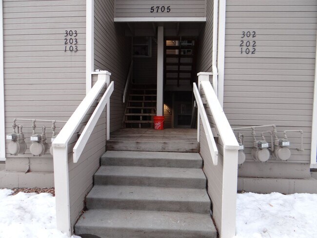Building Photo - 1 bed 1 bath condo with 650 sf. with detached garage off Jewell and Sheridan