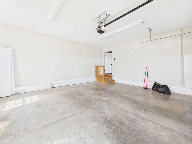 Building Photo - Bright & Spacious 4-Bedroom Home Located i...