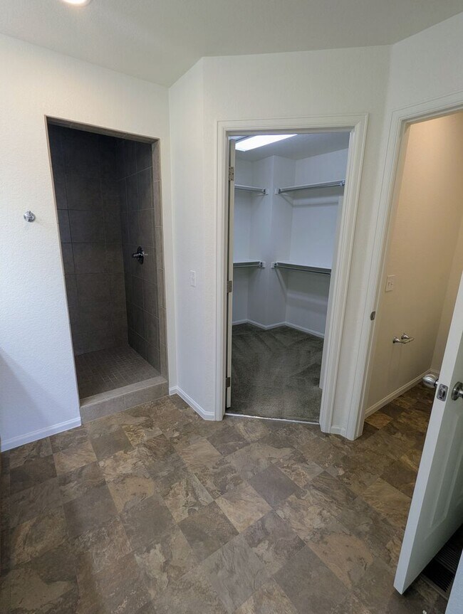 Building Photo - MASSIVE 4-BEDROOM, 3-BATHROOM HOME NEAR DI...