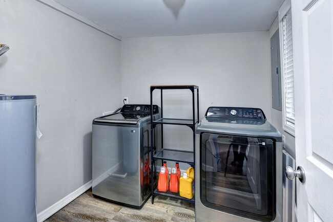 Building Photo - Charming Rental Home in Hampton!