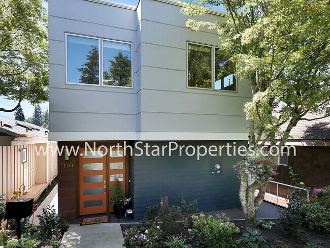 Building Photo - Truly Amazing and Rare Furnished Lake Oswego Cabana.