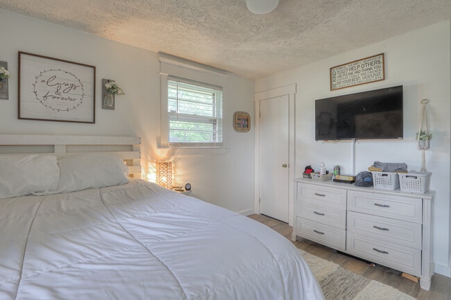 Building Photo - 307 Sunset Trail