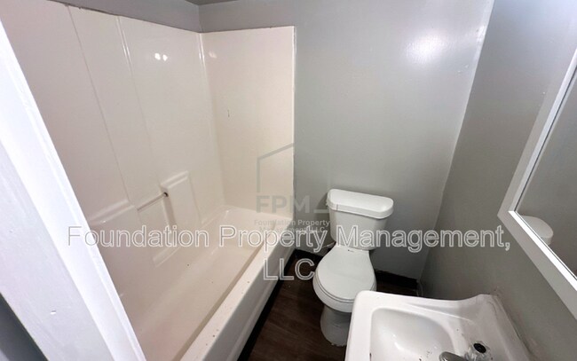 Building Photo - 3468 Bowen Ave