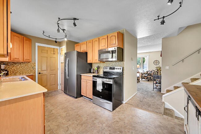 Building Photo - 10883 Fairfax Way