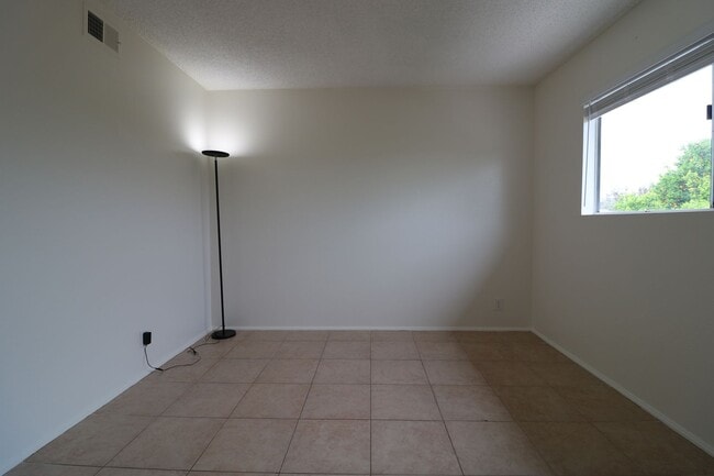Building Photo - Two story 4/Bed, 2.5/bath  Home for Lease ...