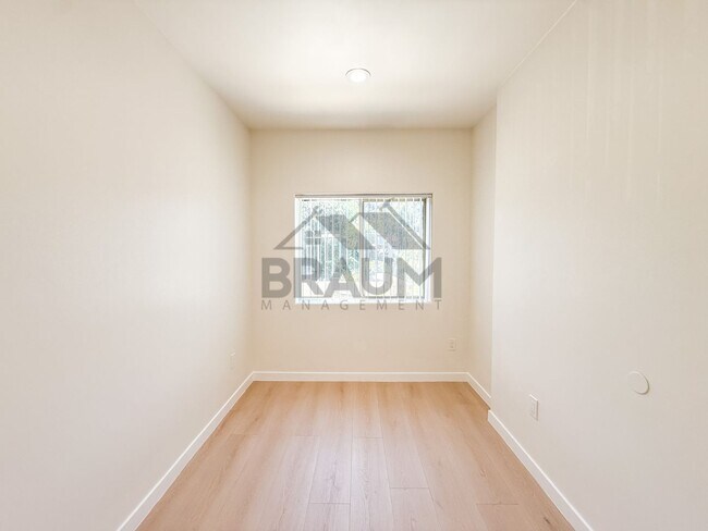 Building Photo - 10849 Fruitland Dr