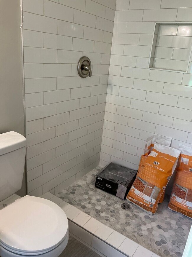 Building Photo - **COMING SOON! Beautiful Remodel In Progre...