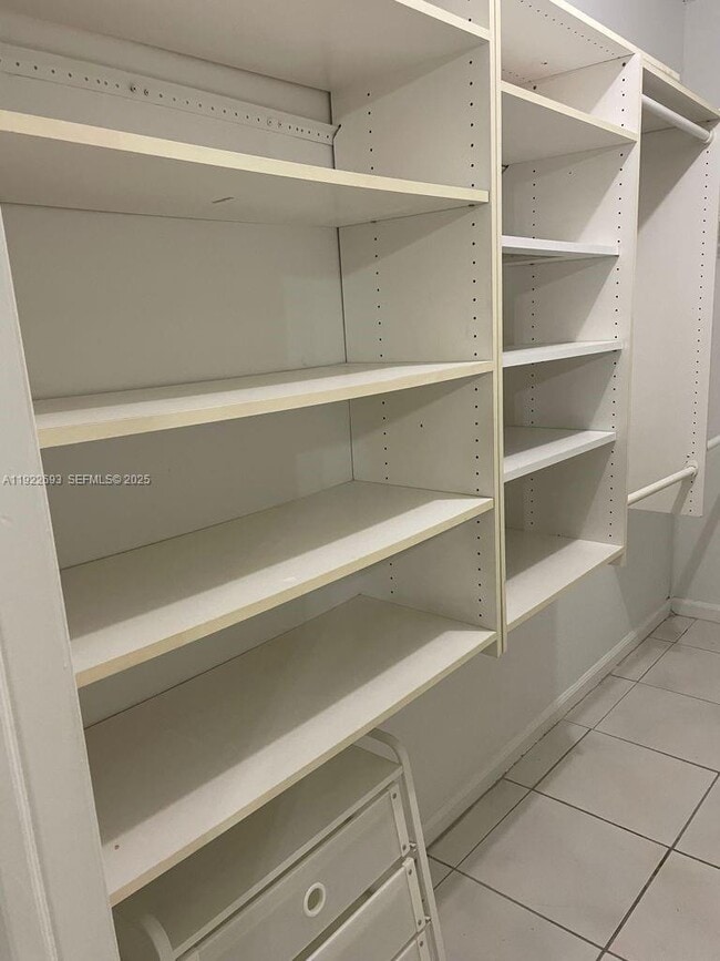 Building Photo - 3141 N Palm Aire Dr