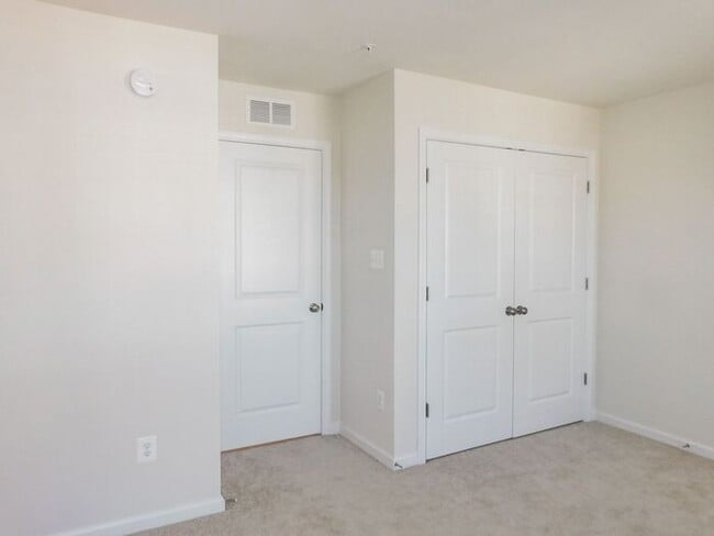 Building Photo - Pet Friendly 3 Story Inner Townhouse with ...
