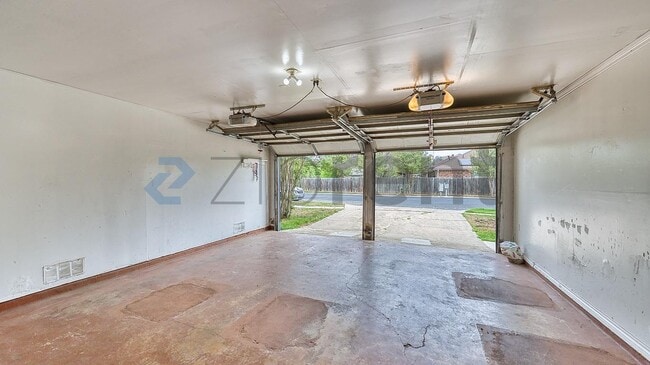 Building Photo - 4315 Lakebend W Dr