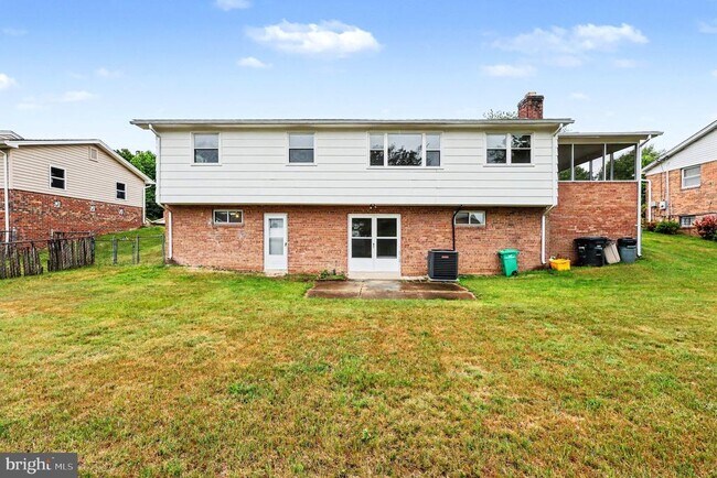 Building Photo - 7014 Dower House Rd